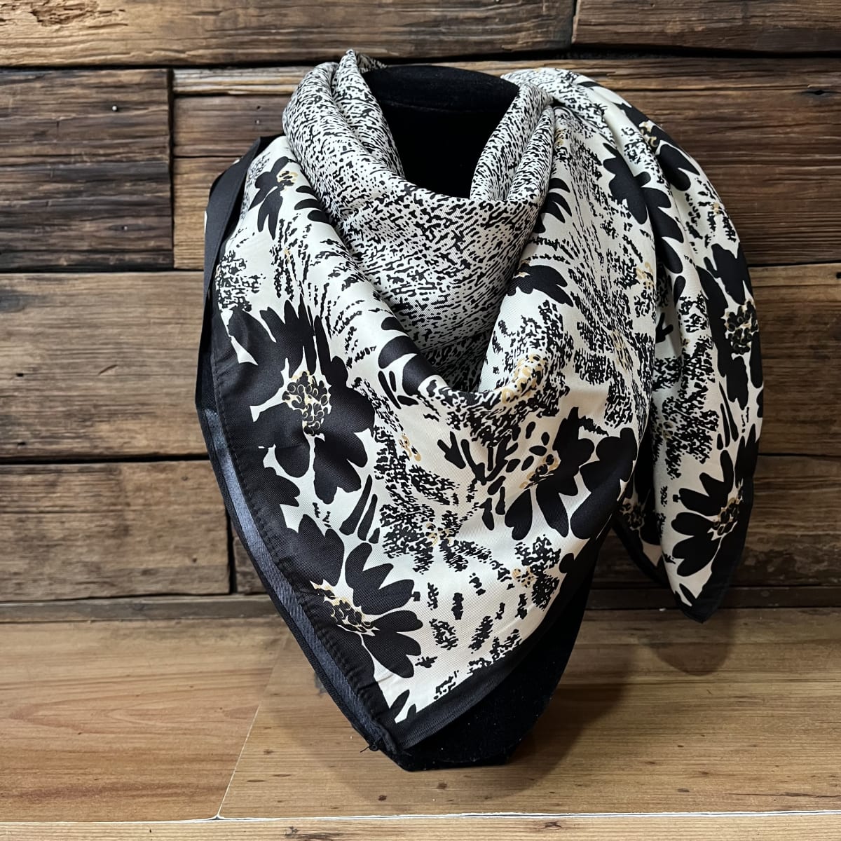 Pañuelo seda 90*90 cms floral negro y blanco1