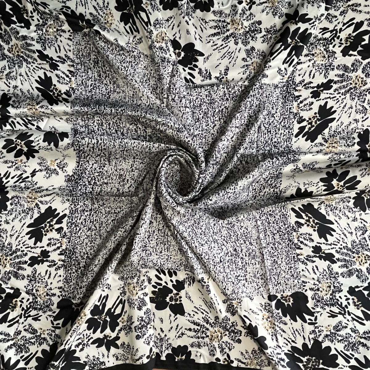 Pañuelo seda 90*90 cms floral negro y blanco4