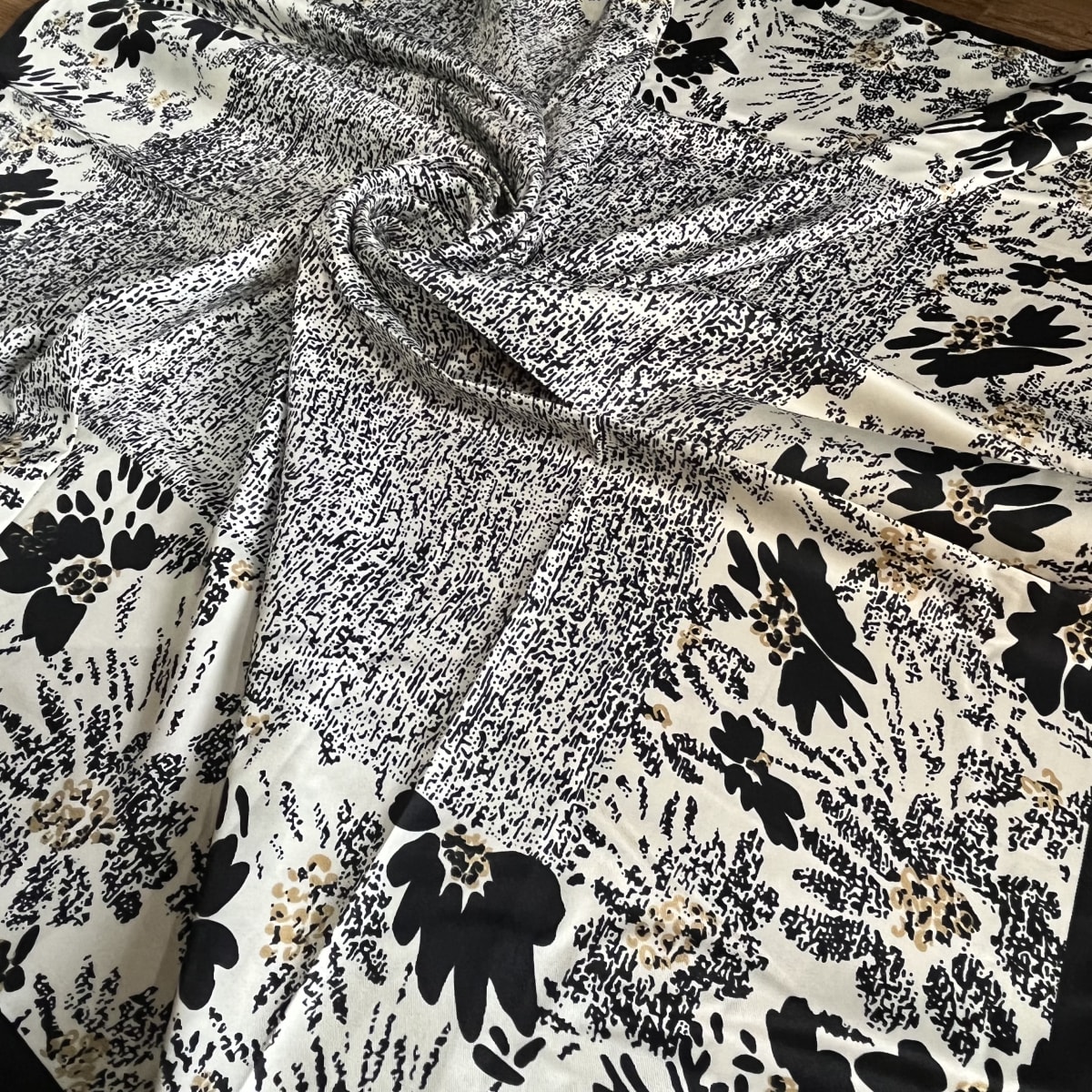Pañuelo seda 90*90 cms floral negro y blanco3