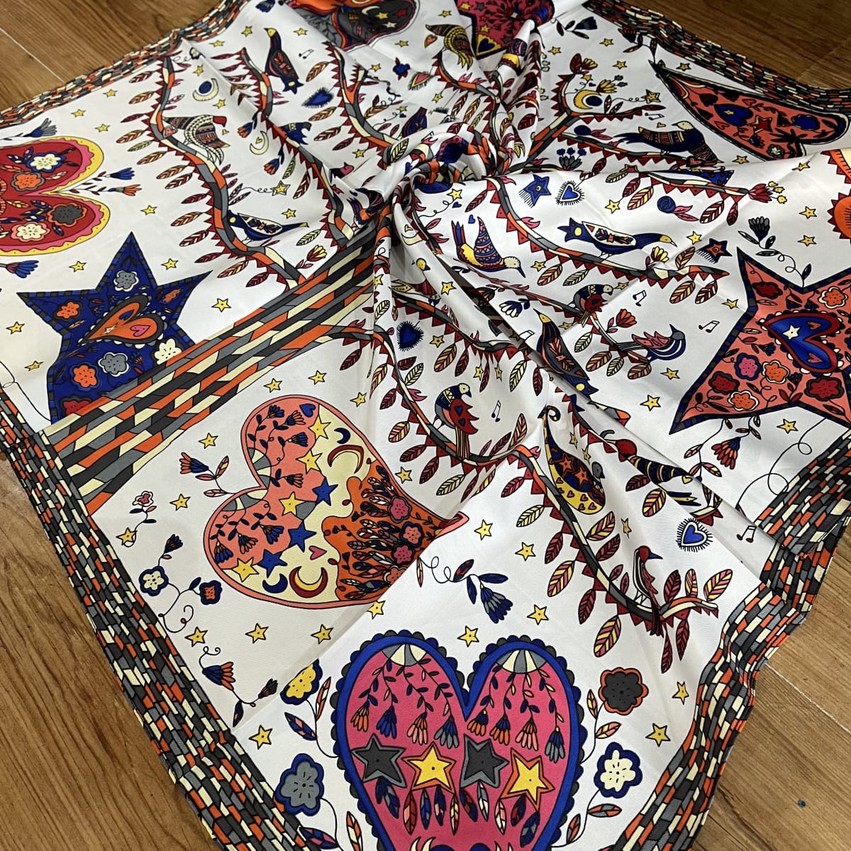 Pañuelo seda 90*90 cms corazones y aves blanco3