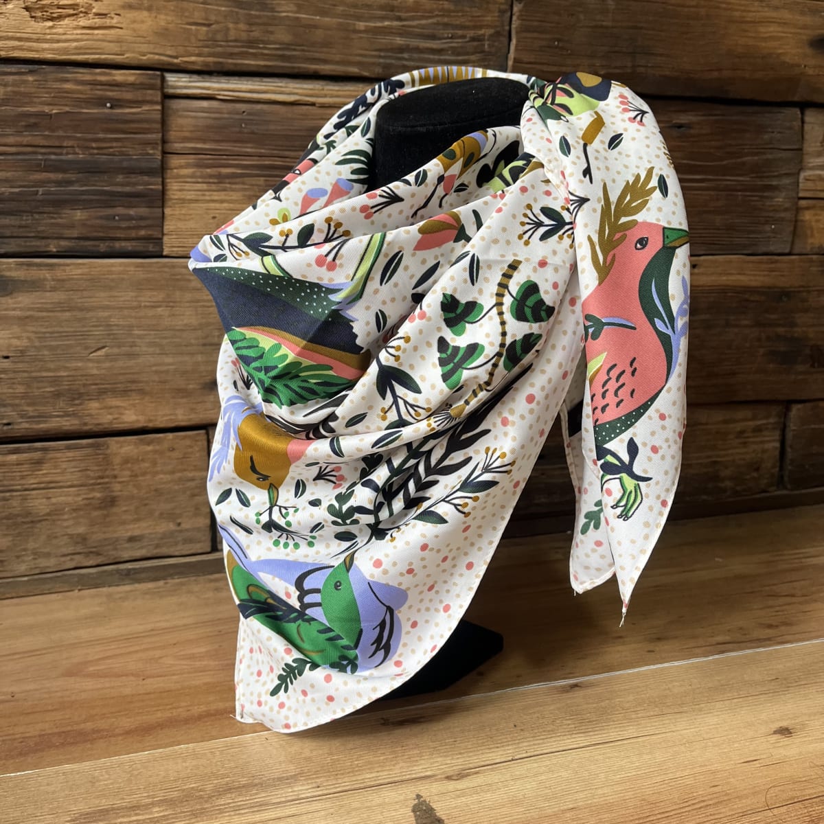 Pañuelo seda 90*90 cms aves y bichitos blanco2