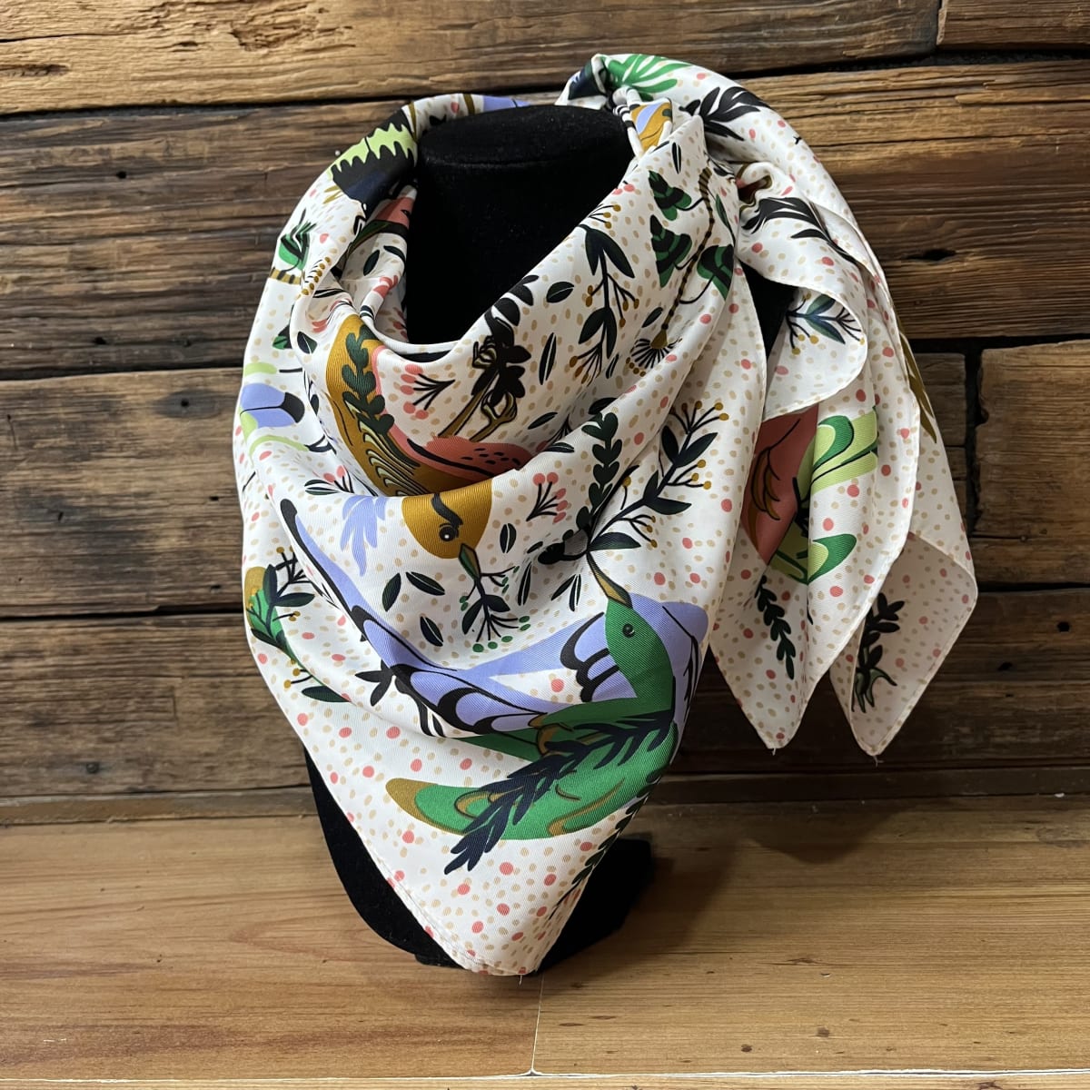 Pañuelo seda 90*90 cms aves y bichitos blanco1