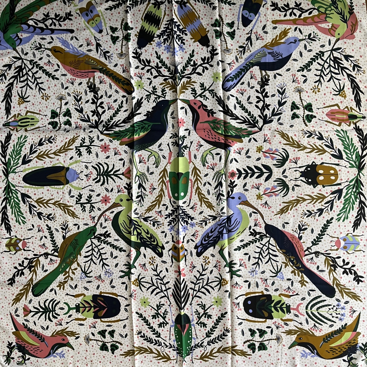 Pañuelo seda 90*90 cms aves y bichitos blanco4