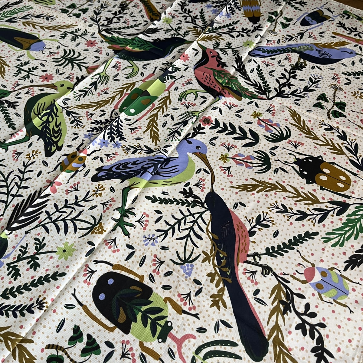 Pañuelo seda 90*90 cms aves y bichitos blanco3