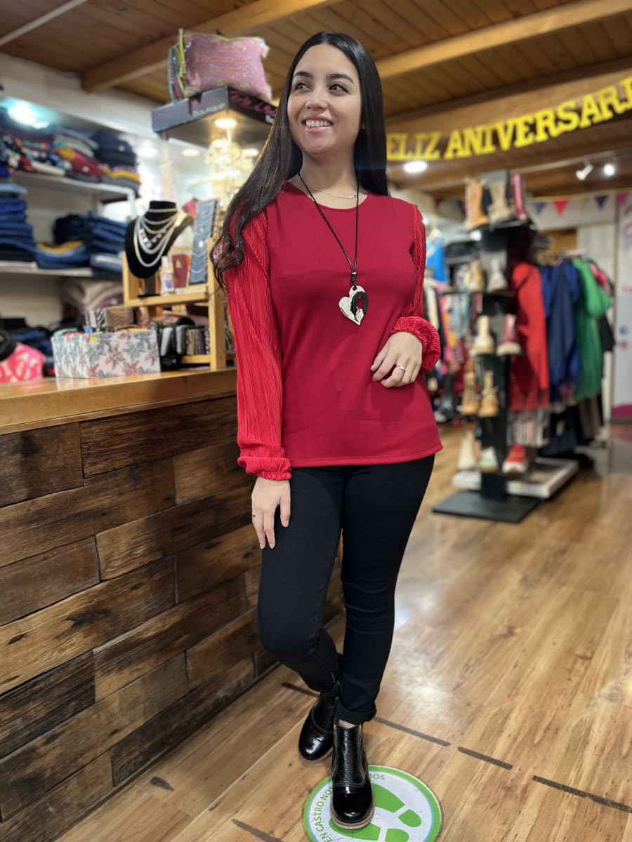 Blusa BeMoiri rojo punto Roma y mangas plisadas4