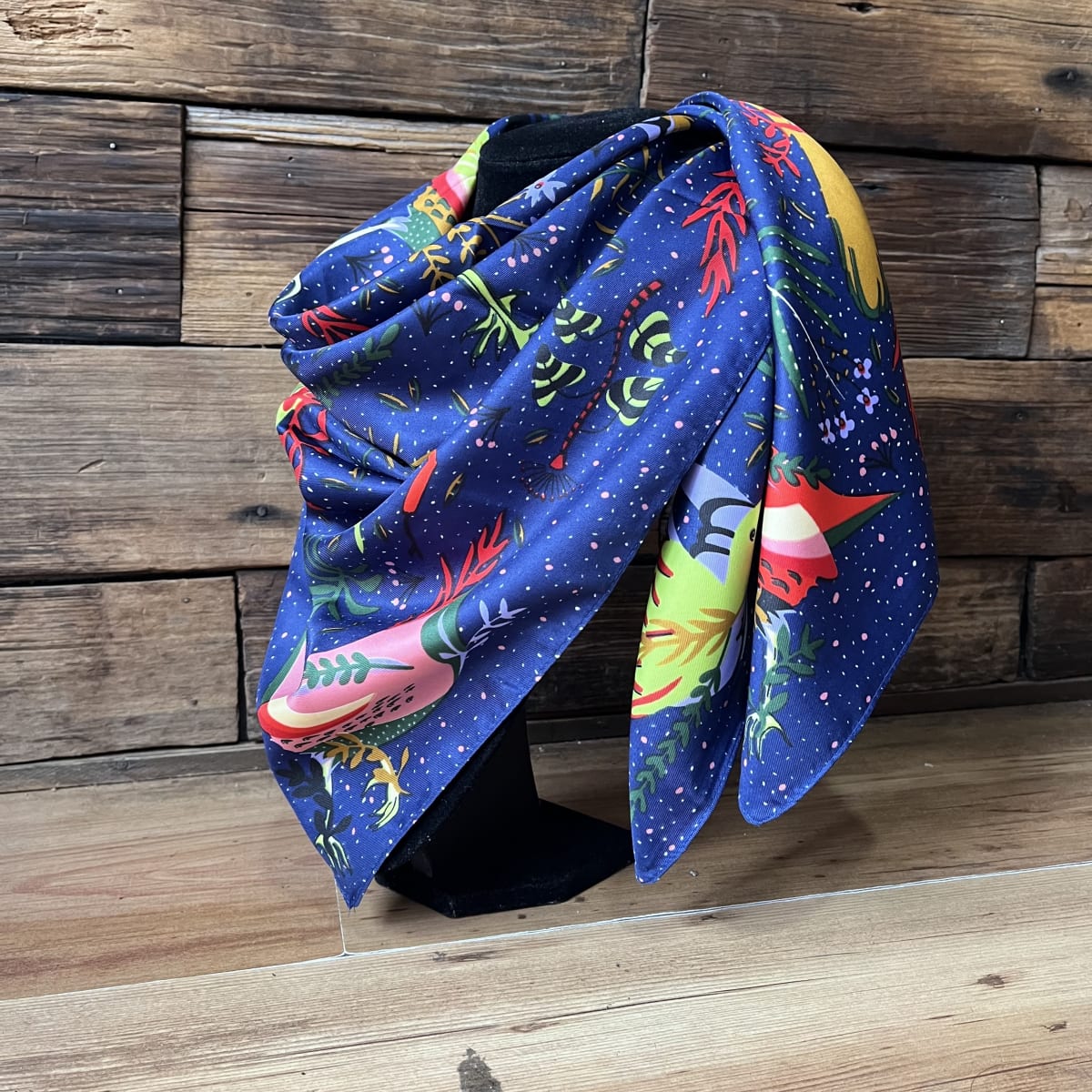Pañuelo seda 90*90 cms aves y bichitos azul2