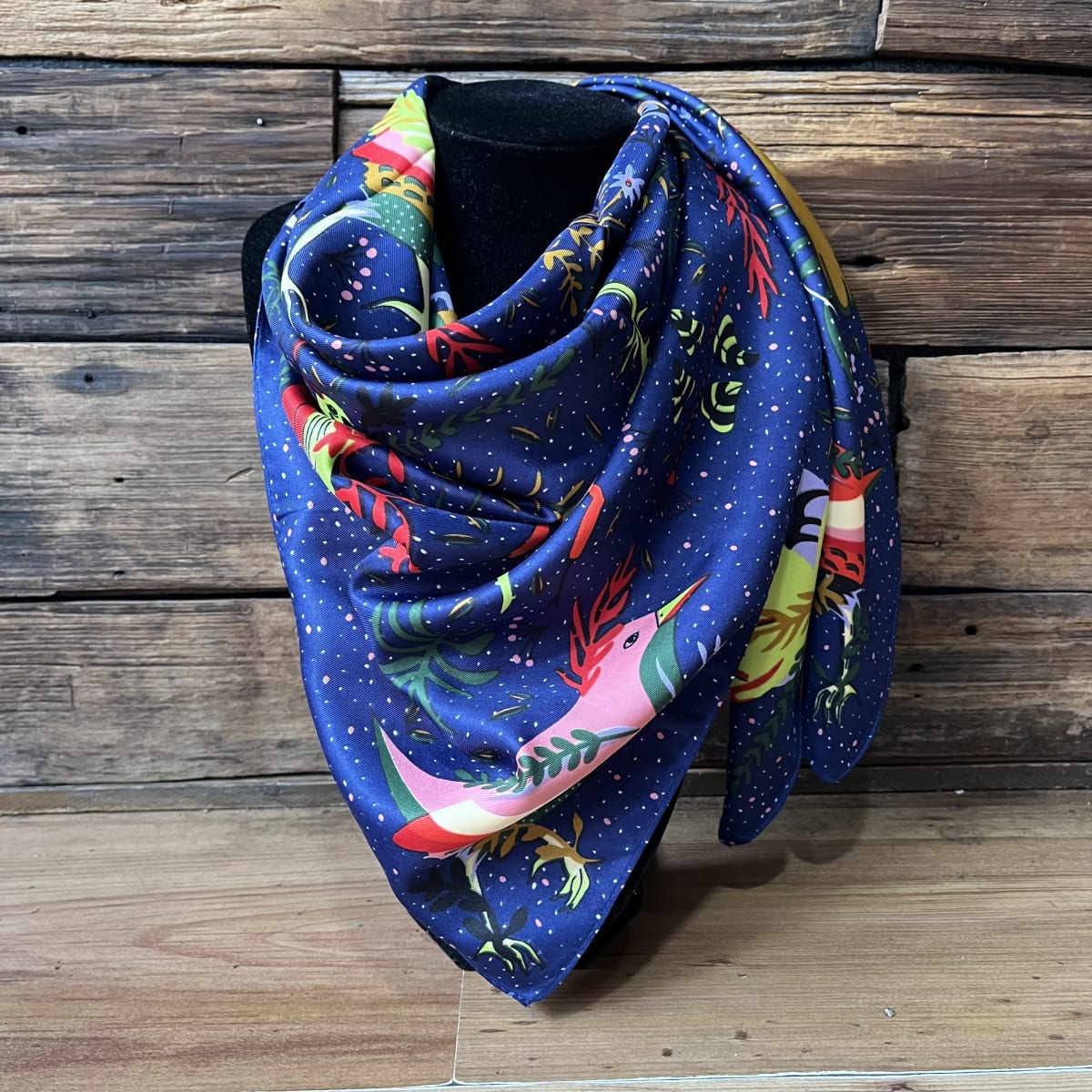 Pañuelo seda 90*90 cms aves y bichitos azul1