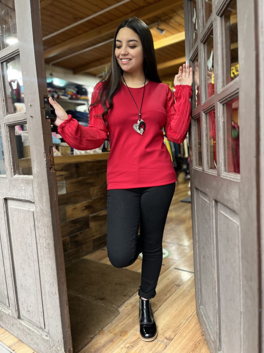 Blusa BeMoiri rojo punto Roma y mangas plisadas1