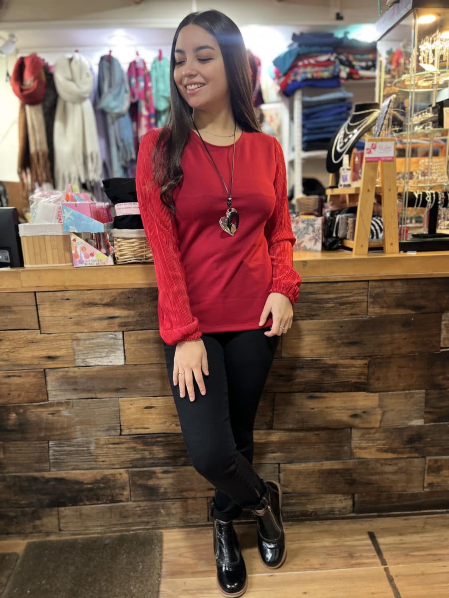 Blusa BeMoiri rojo punto Roma y mangas plisadas3
