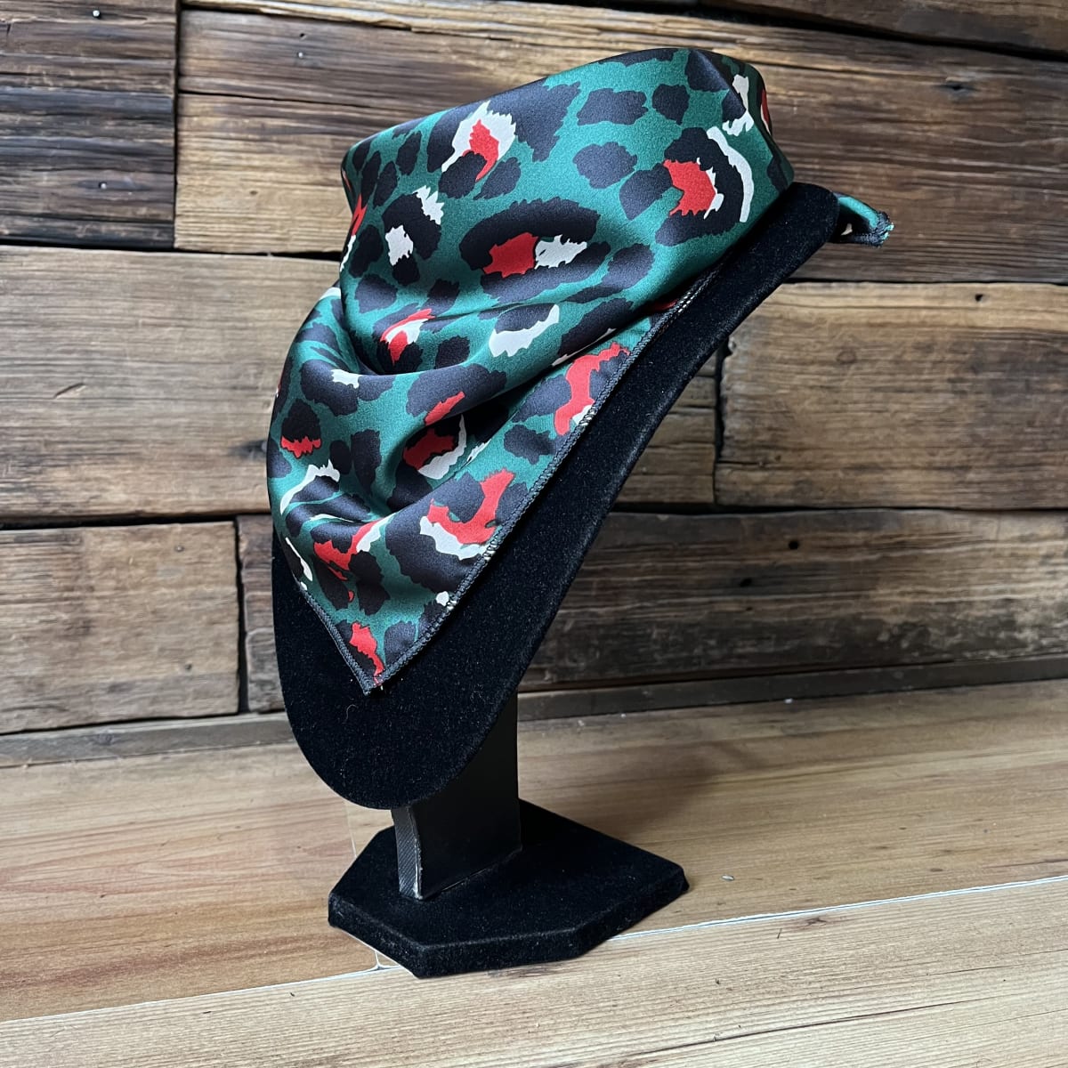 Pañuelo seda 50*50 cms animal print verde1
