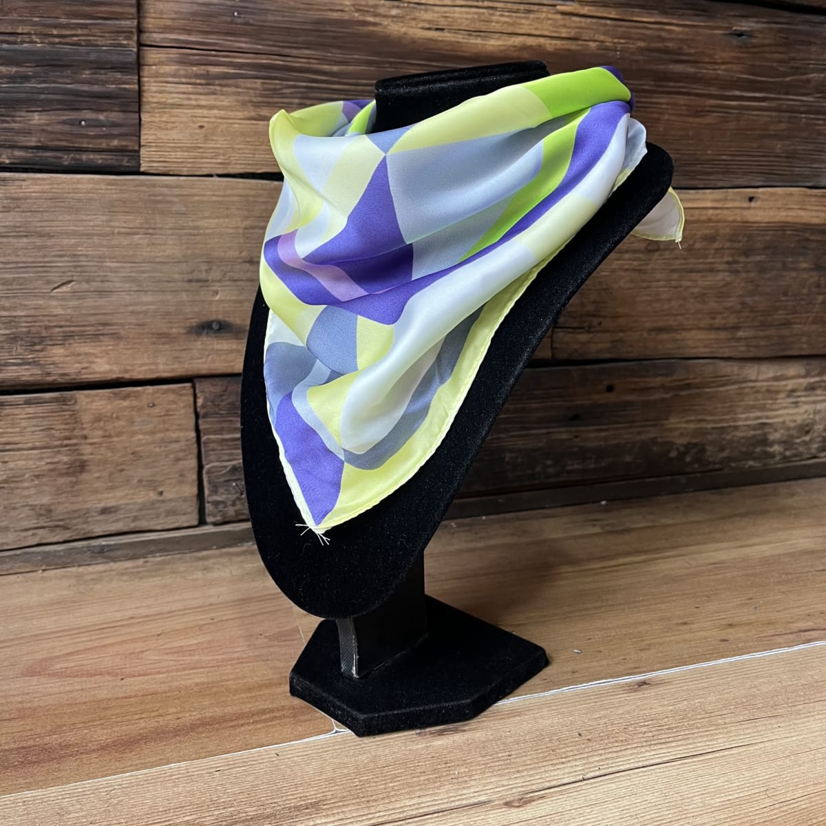 Pañuelo seda 50*50 cms geo tonos verdes y lilas1