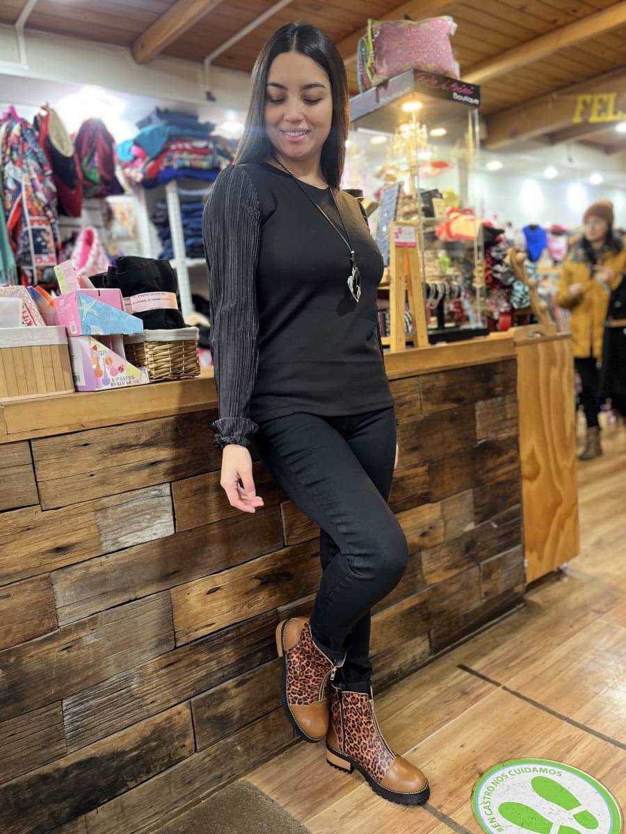 Blusa BeMoiri negra punto roma y mangas plisadas4