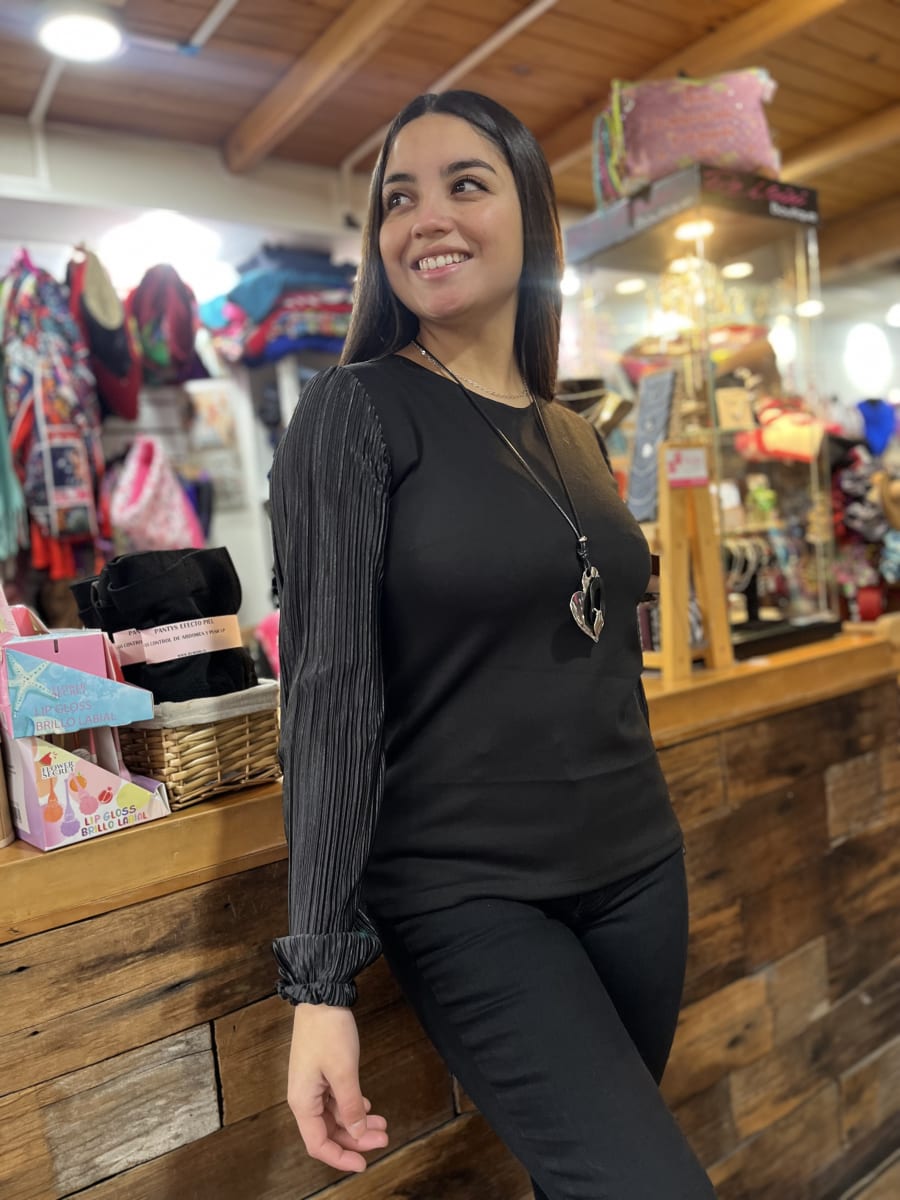 Blusa BeMoiri negra punto roma y mangas plisadas3