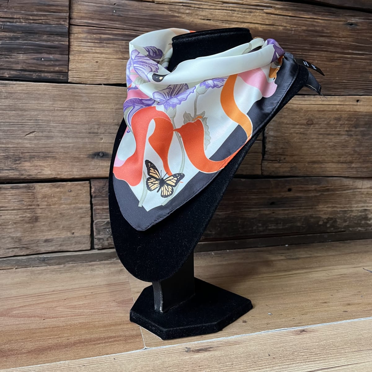 Pañuelo seda 50*50 cms mariposa  flores lilas1