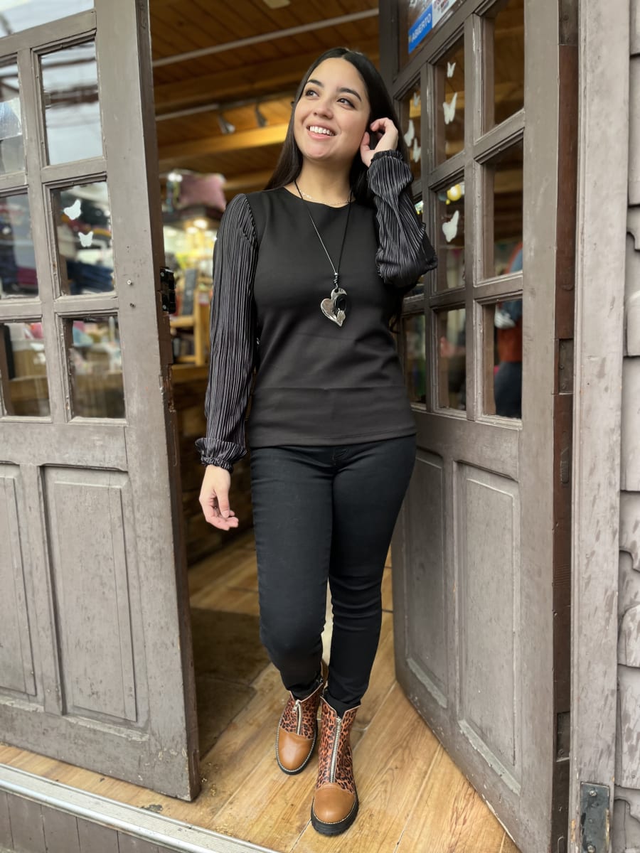 Blusa BeMoiri negra punto roma y mangas plisadas1