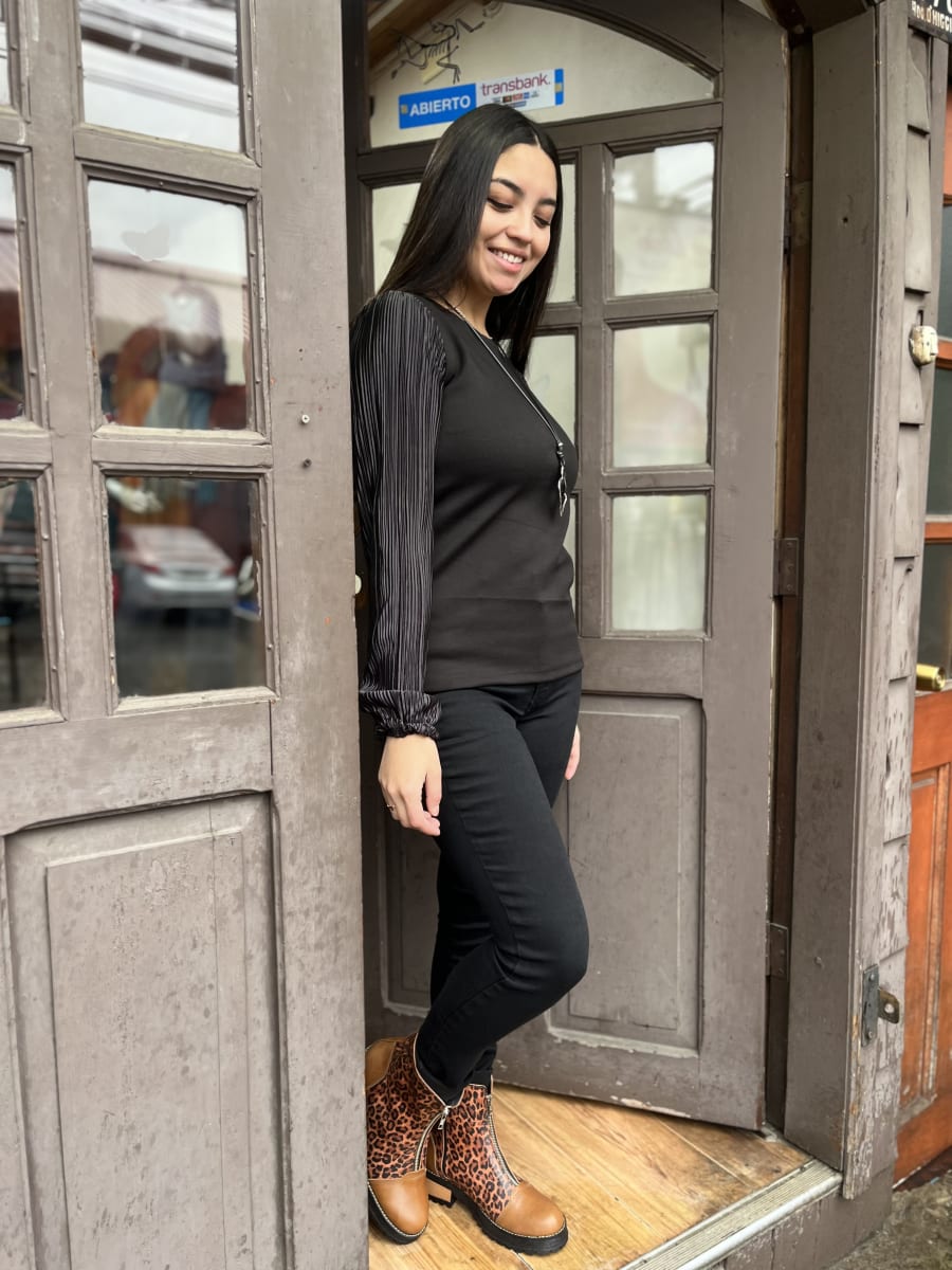 Blusa BeMoiri negra punto roma y mangas plisadas2