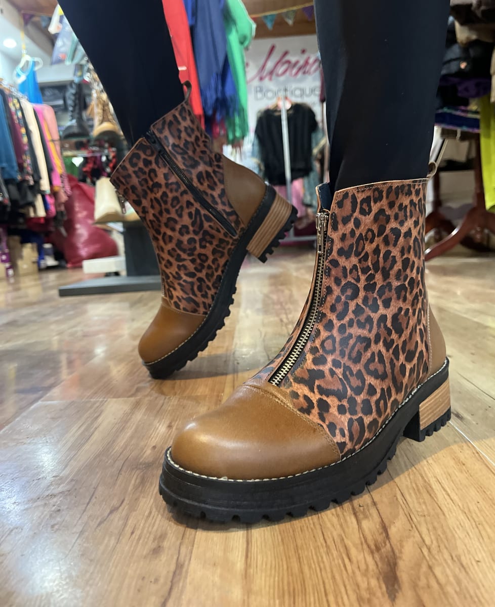 Botín cuero animal print camel con cierre frontal y lateral4