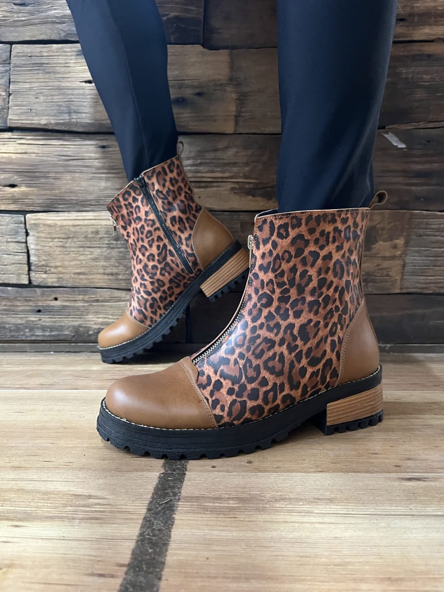 Botín cuero animal print camel con cierre frontal y lateral2