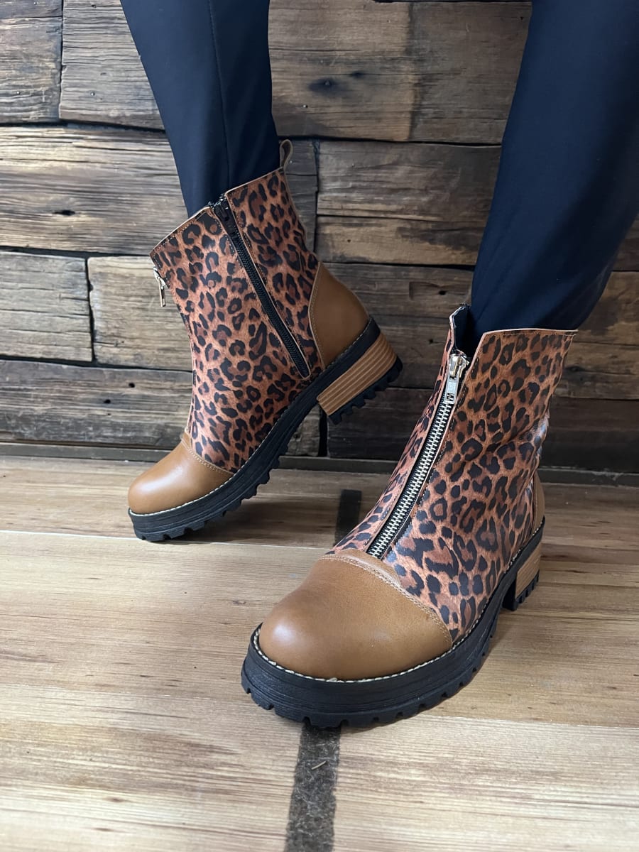 Botín cuero animal print camel con cierre frontal y lateral3