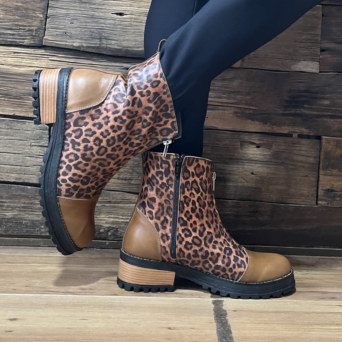 Botín cuero animal print camel con cierre frontal y lateral1