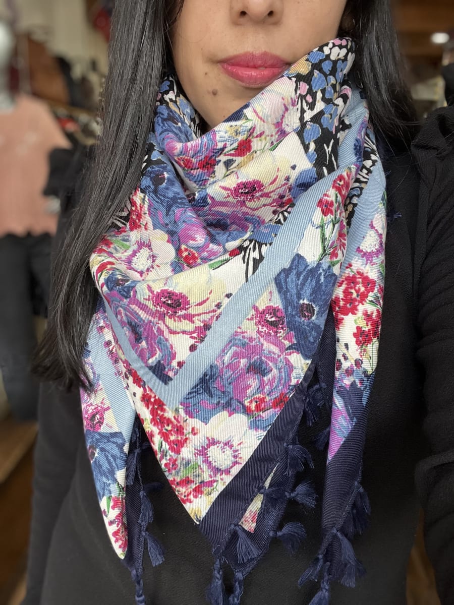 Pañuelo mini borlas 110*110 cms azul marino florecitas3