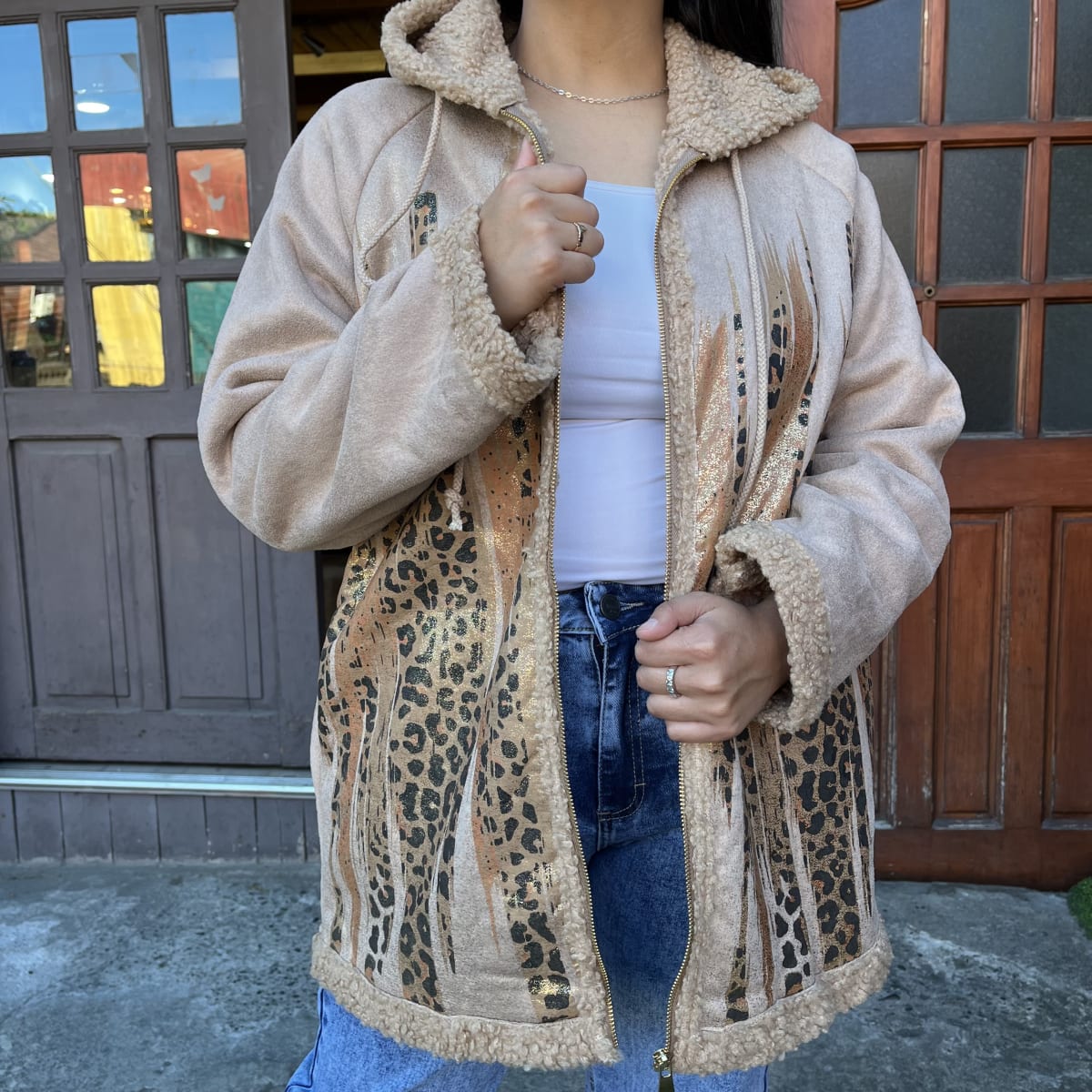 Chaqueton gamuza chiporro camel foil print dorado3