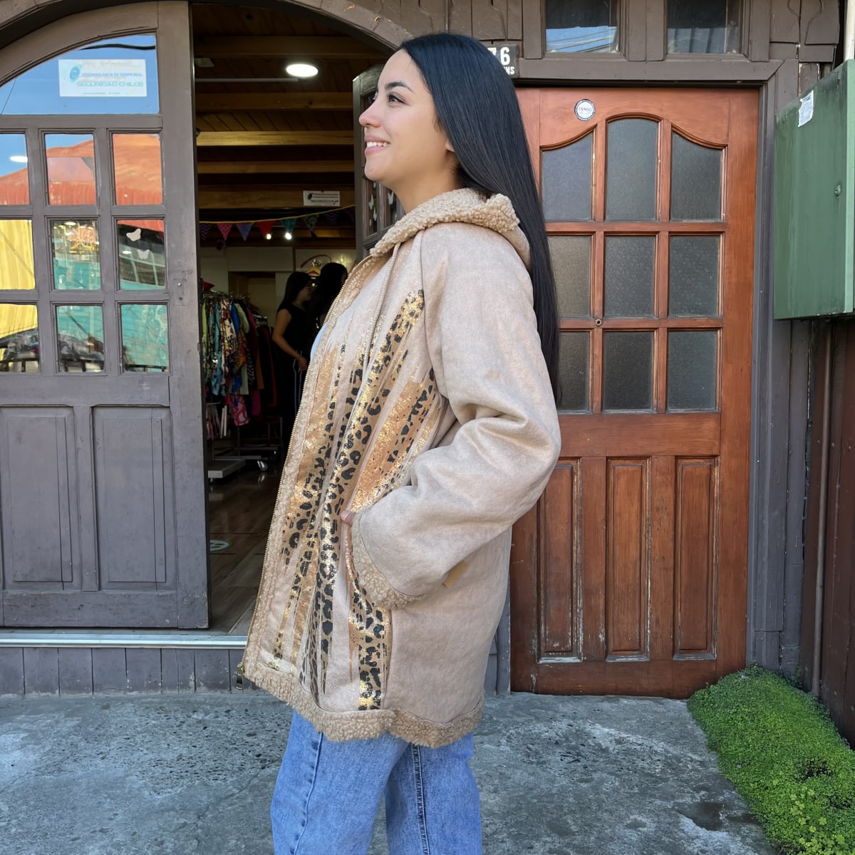 Chaqueton gamuza chiporro camel foil print dorado4