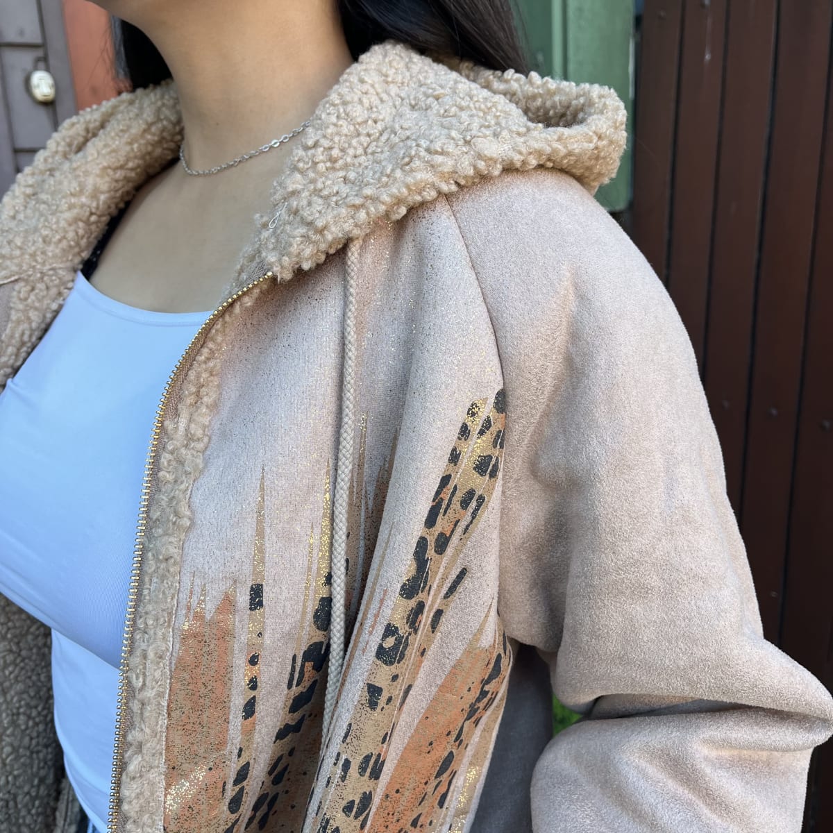 Chaqueton gamuza chiporro camel foil print dorado2