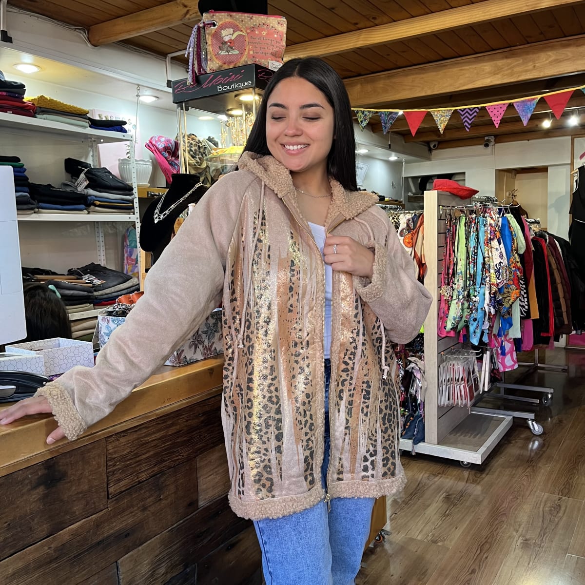 Chaqueton gamuza chiporro camel foil print dorado1