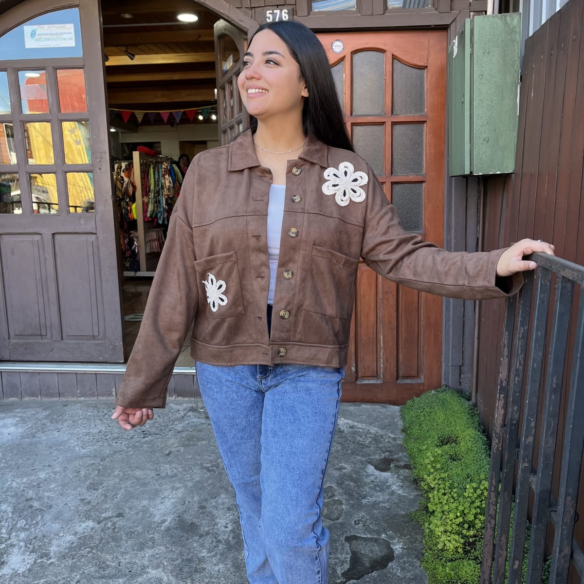 Chaqueta gamuza camel flor bordada1