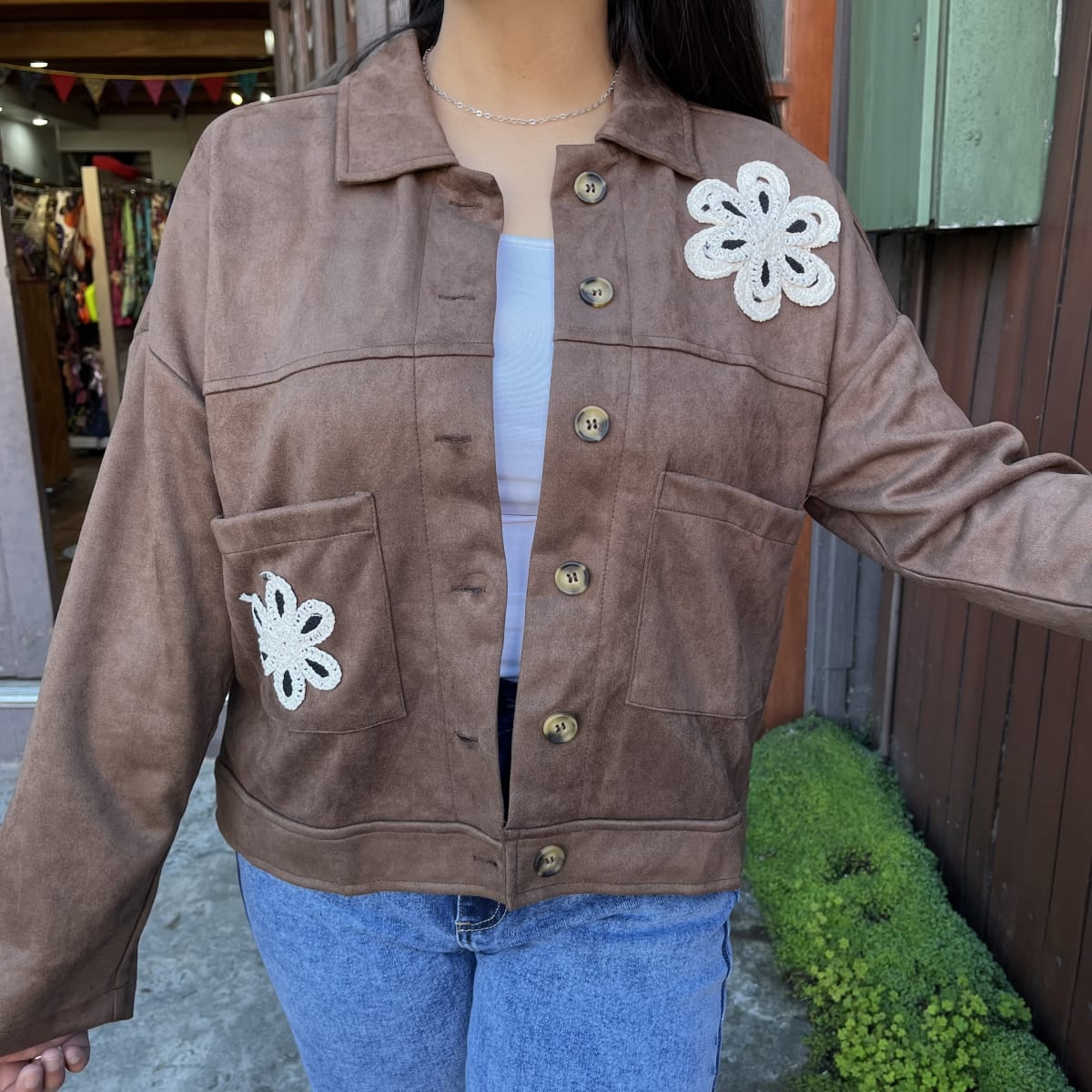 Chaqueta gamuza camel flor bordada3