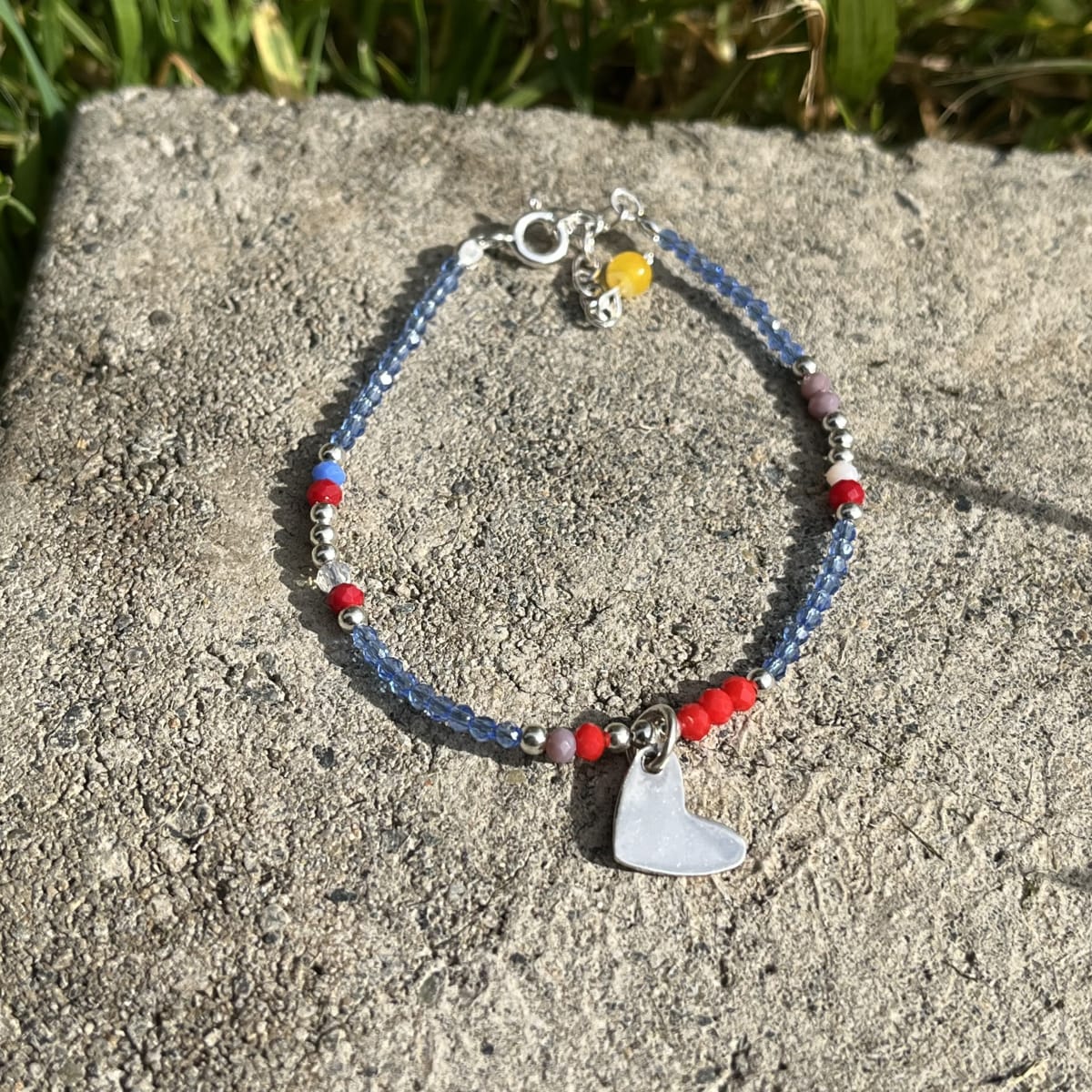 Pulsera plata 925 dije corazon cristales celeste y rojo1