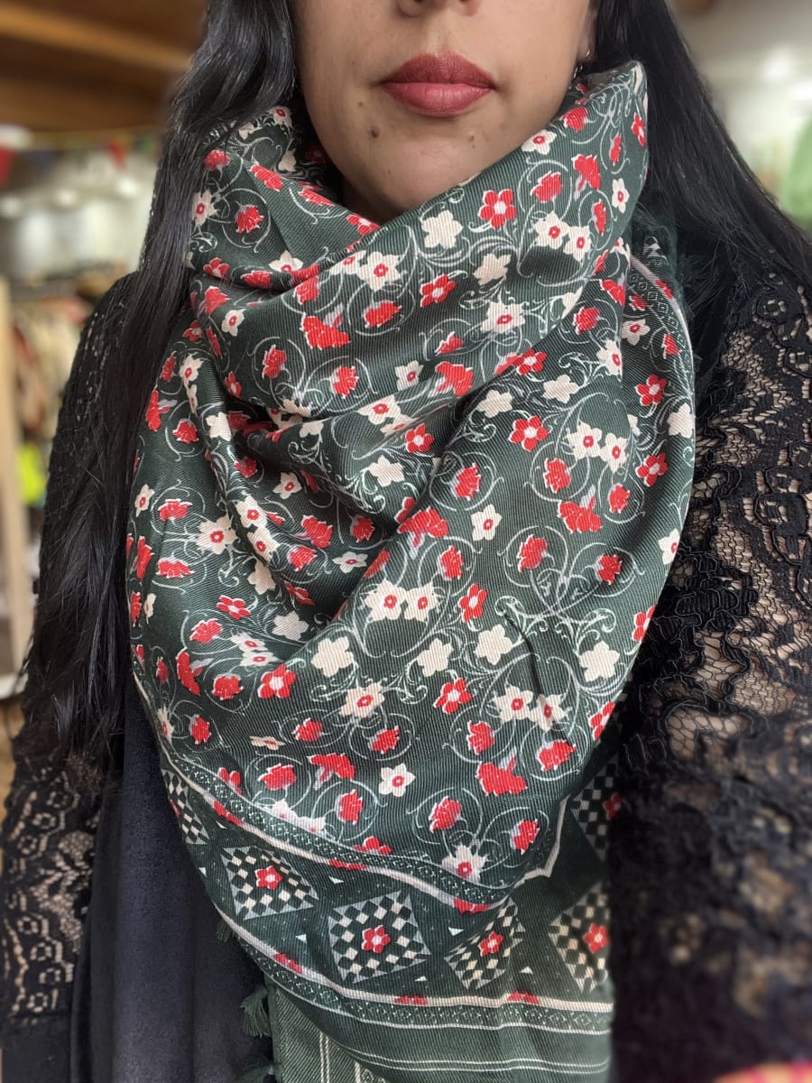 Pañuelo mini borlas 110*110 cms verde florecitas rojas1