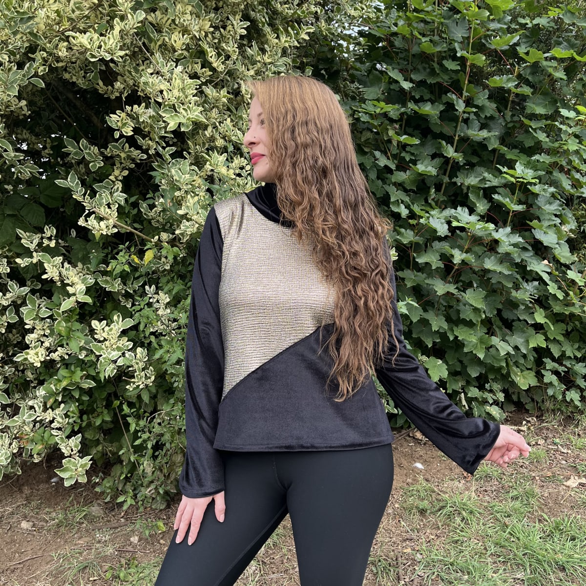 Poleron con cuello velvet negro gold1