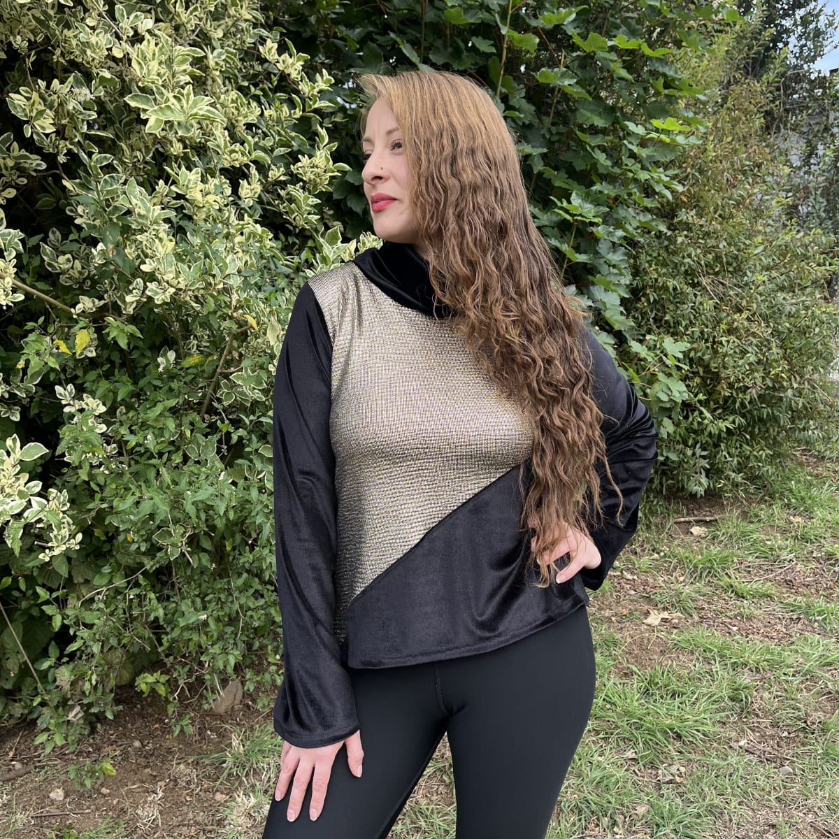 Poleron con cuello velvet negro gold2