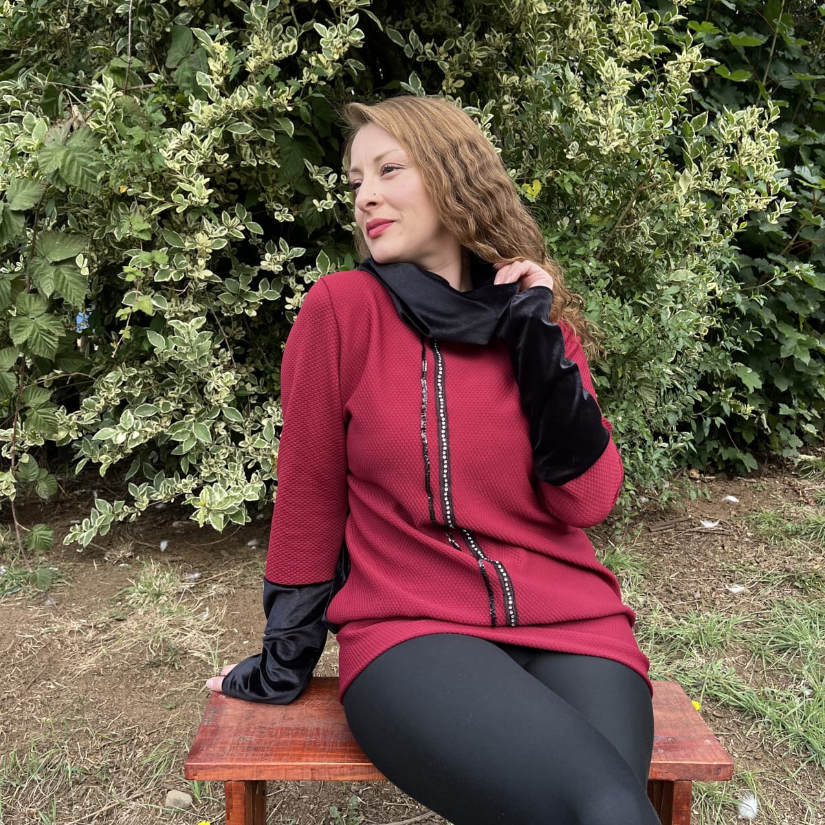 Poleron Alejandra sofia rojo italiano y negro con aplicación2