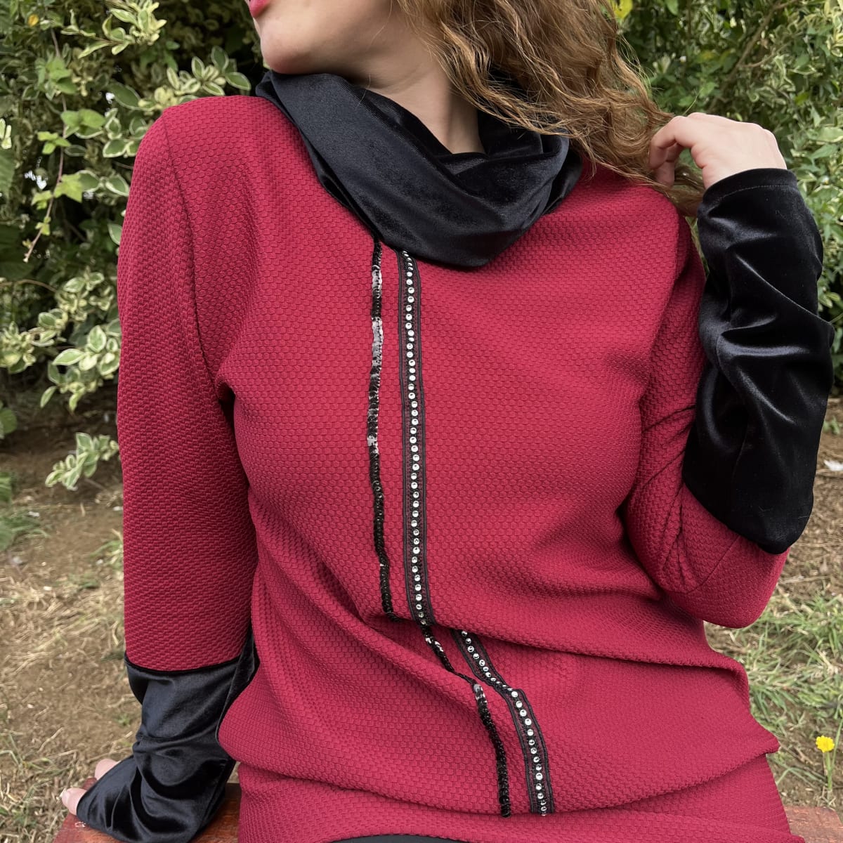 Poleron Alejandra sofia rojo italiano y negro con aplicación3