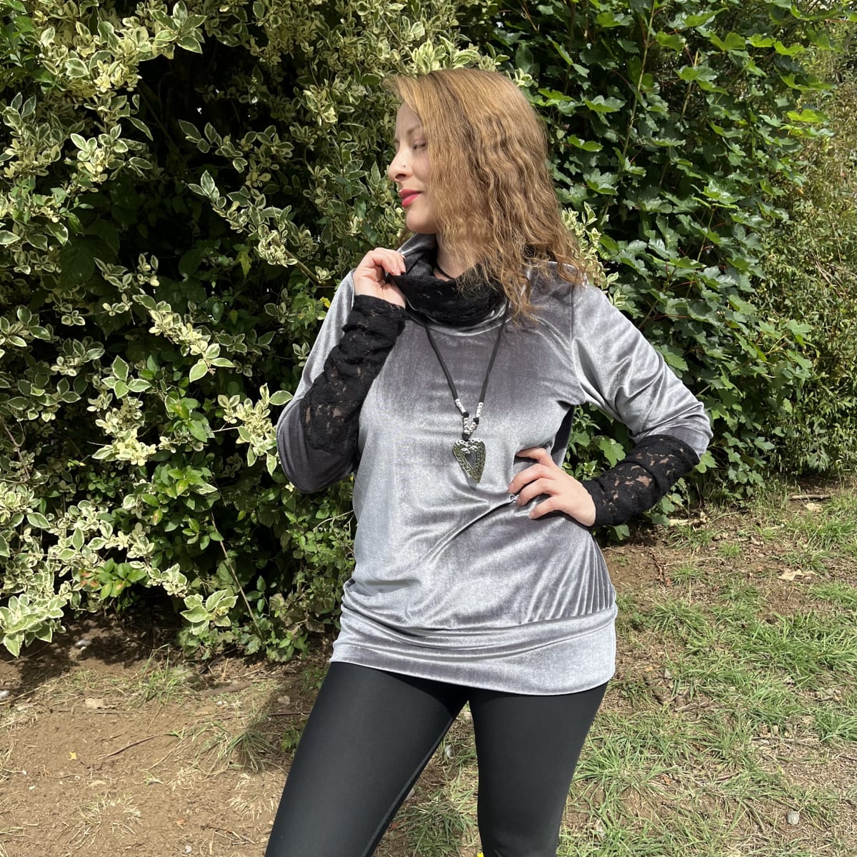 Poleron Alejandra velvet gris encaje negro plata 3