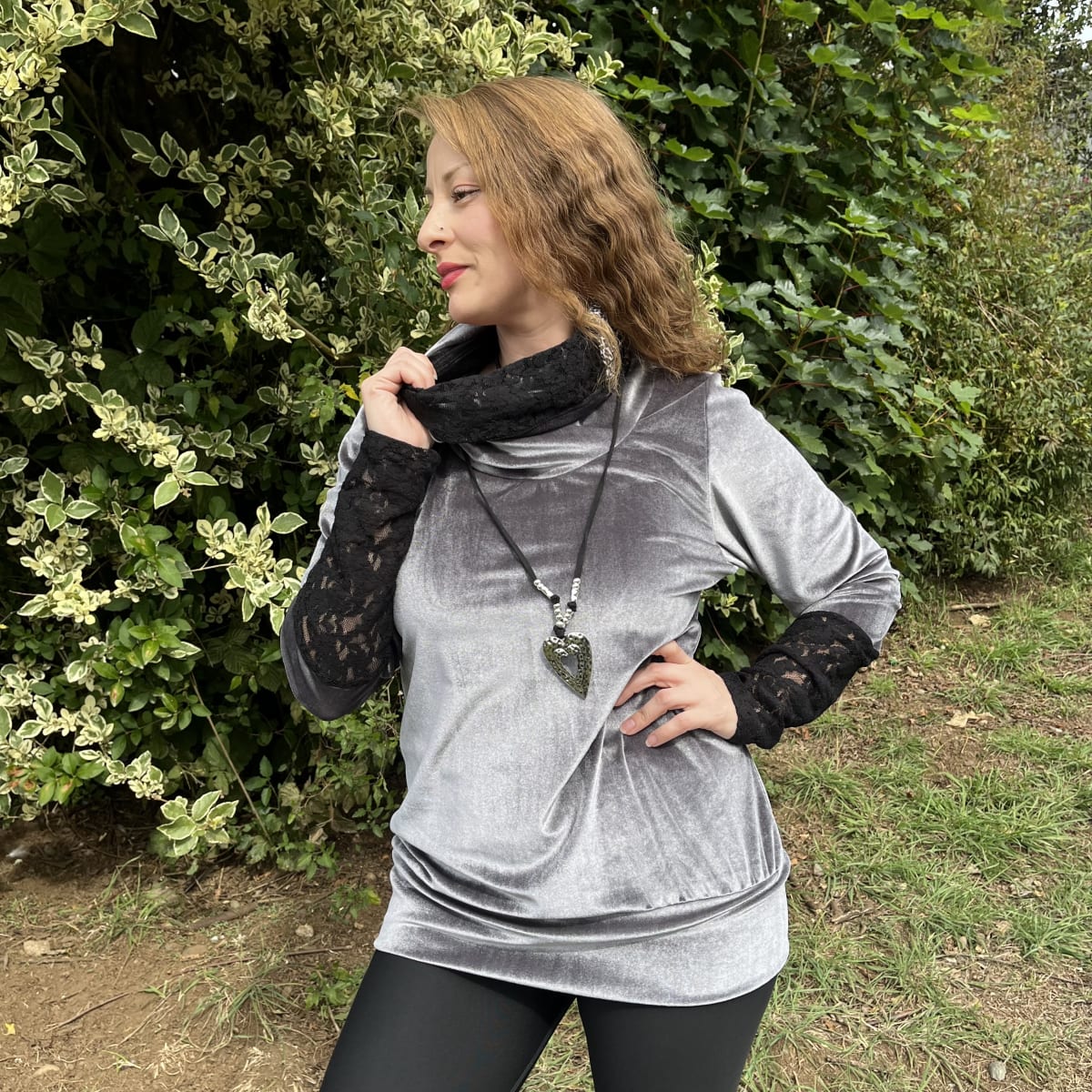 Poleron Alejandra velvet gris encaje negro plata1