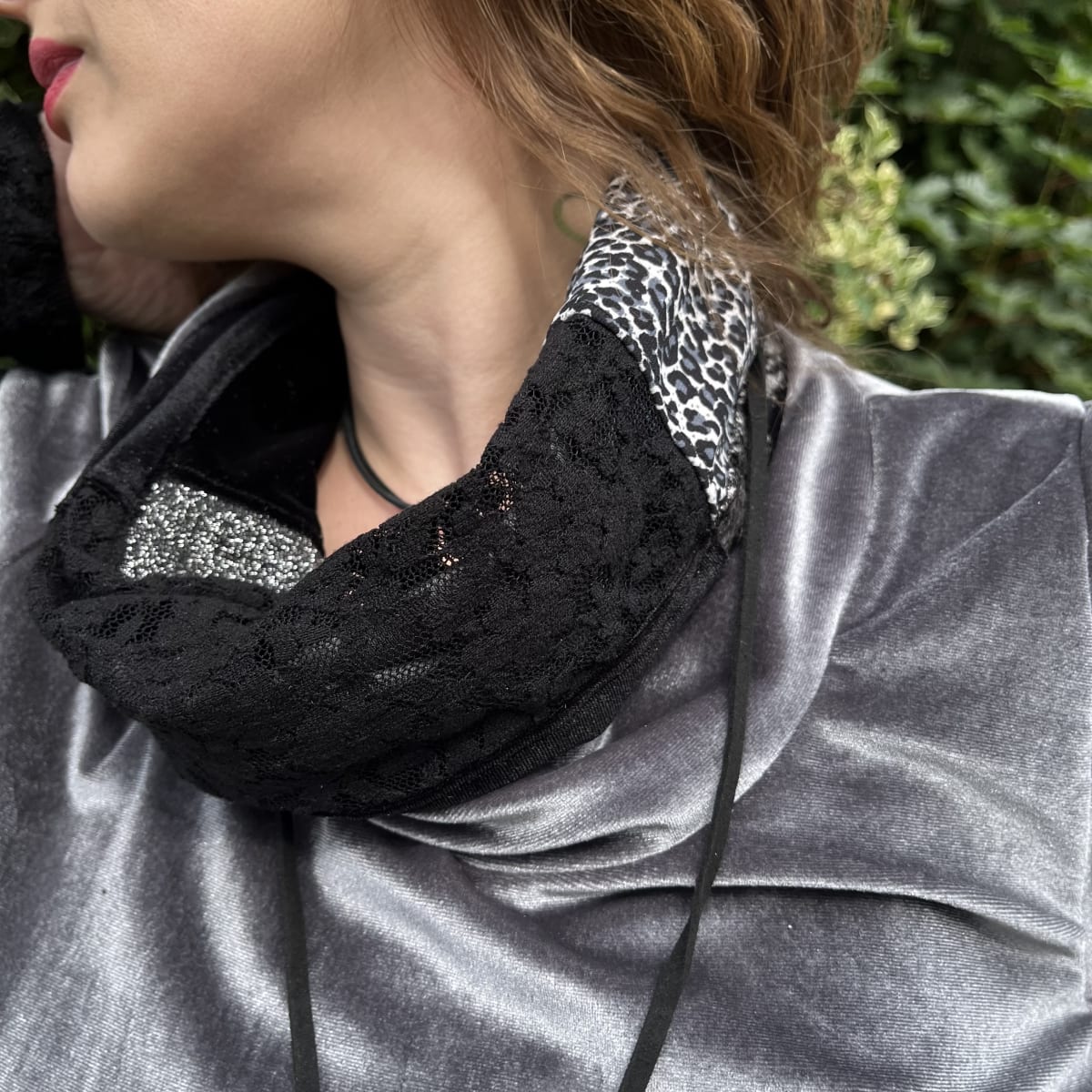 Poleron Alejandra velvet gris encaje negro plata 2