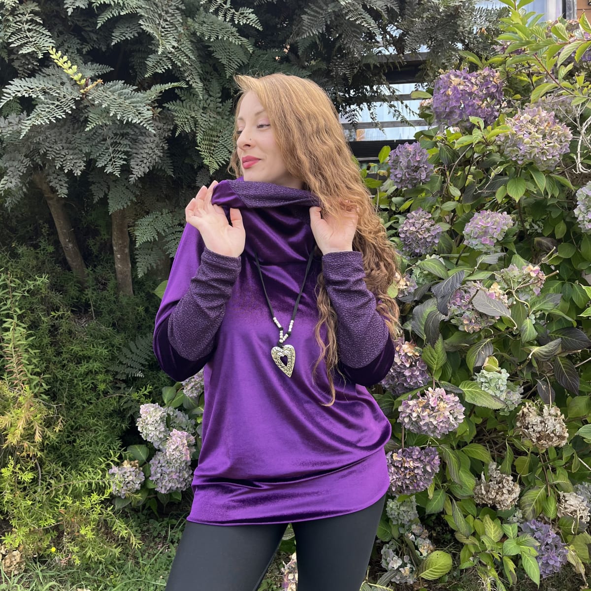 Poleron Alejandra velvet morado brillo2