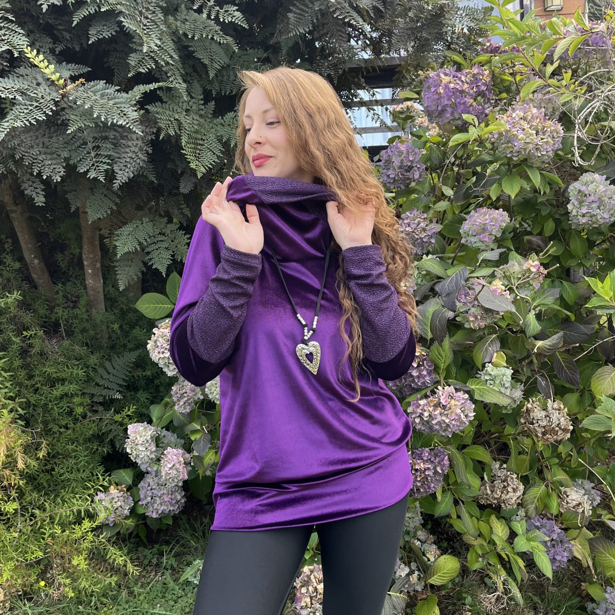Poleron Alejandra velvet morado brillo3
