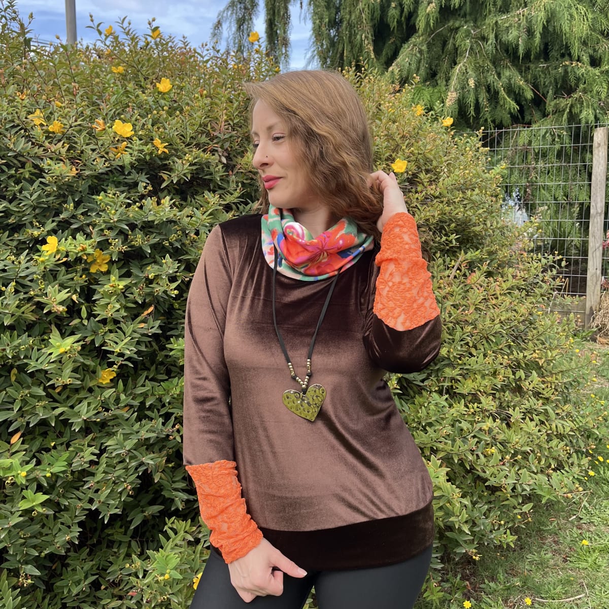 Poleron Alejandra velvet cafe encaje naranja floral1