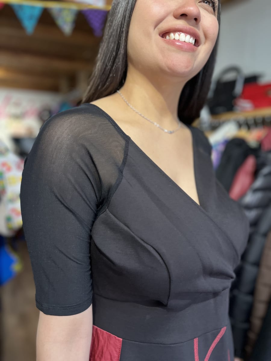 Vestido Kisu fiesta Indira rojo negro manga corta4