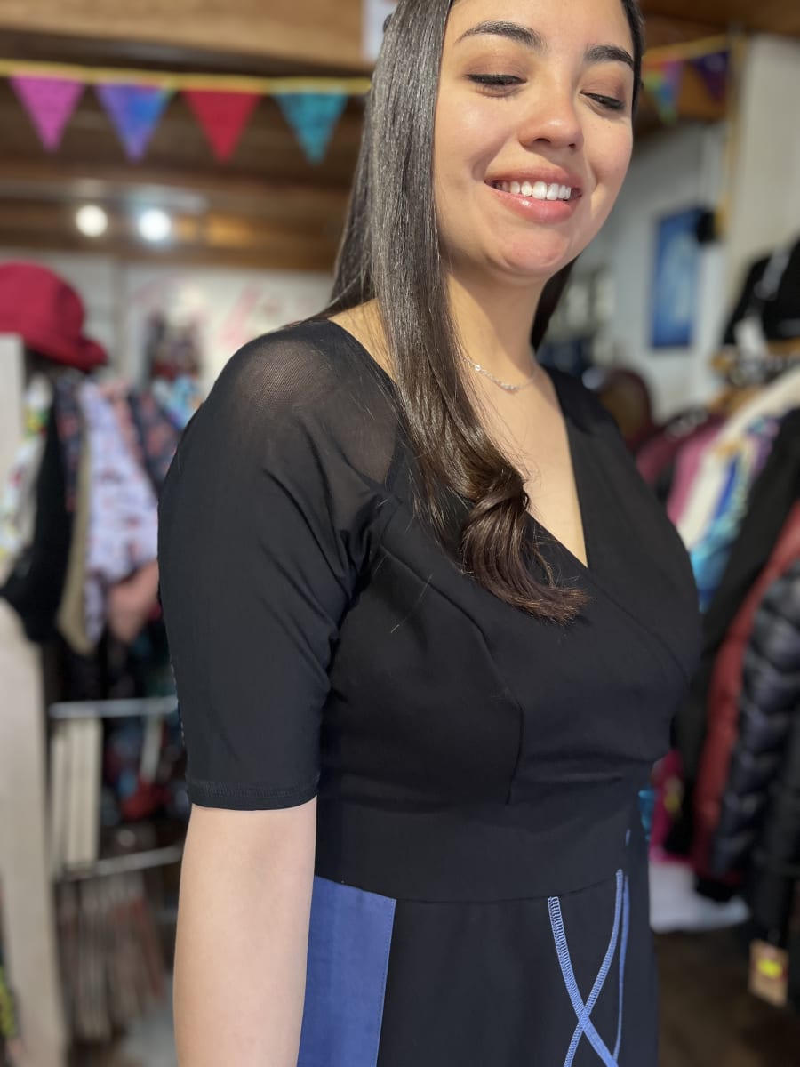 Vestido Kisu fiesta Indira azul vela negro manga corta3