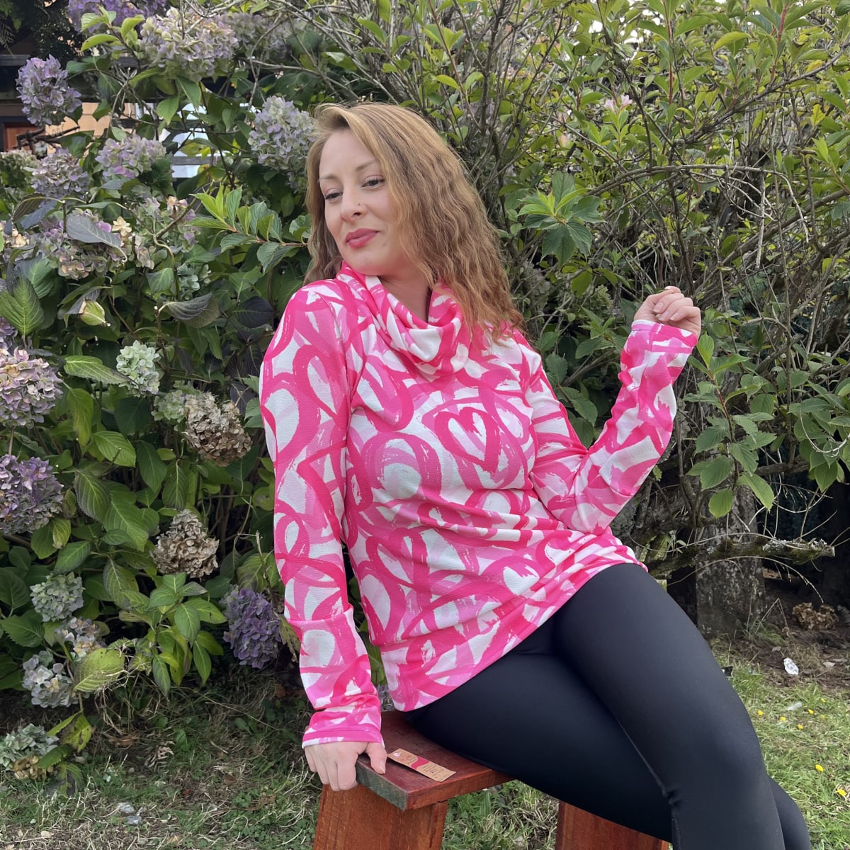 Poleron Alejandra sofia estampado corazones fucsia y blanco2