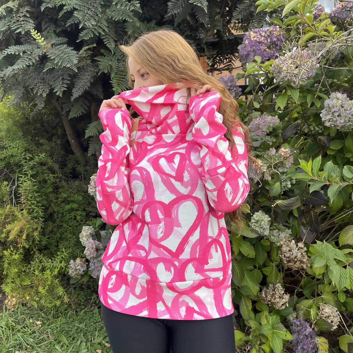 Poleron Alejandra sofia estampado corazones fucsia y blanco1