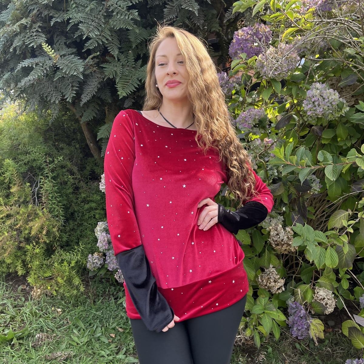 Poleron Mariela velvet rojo estrellas negro1