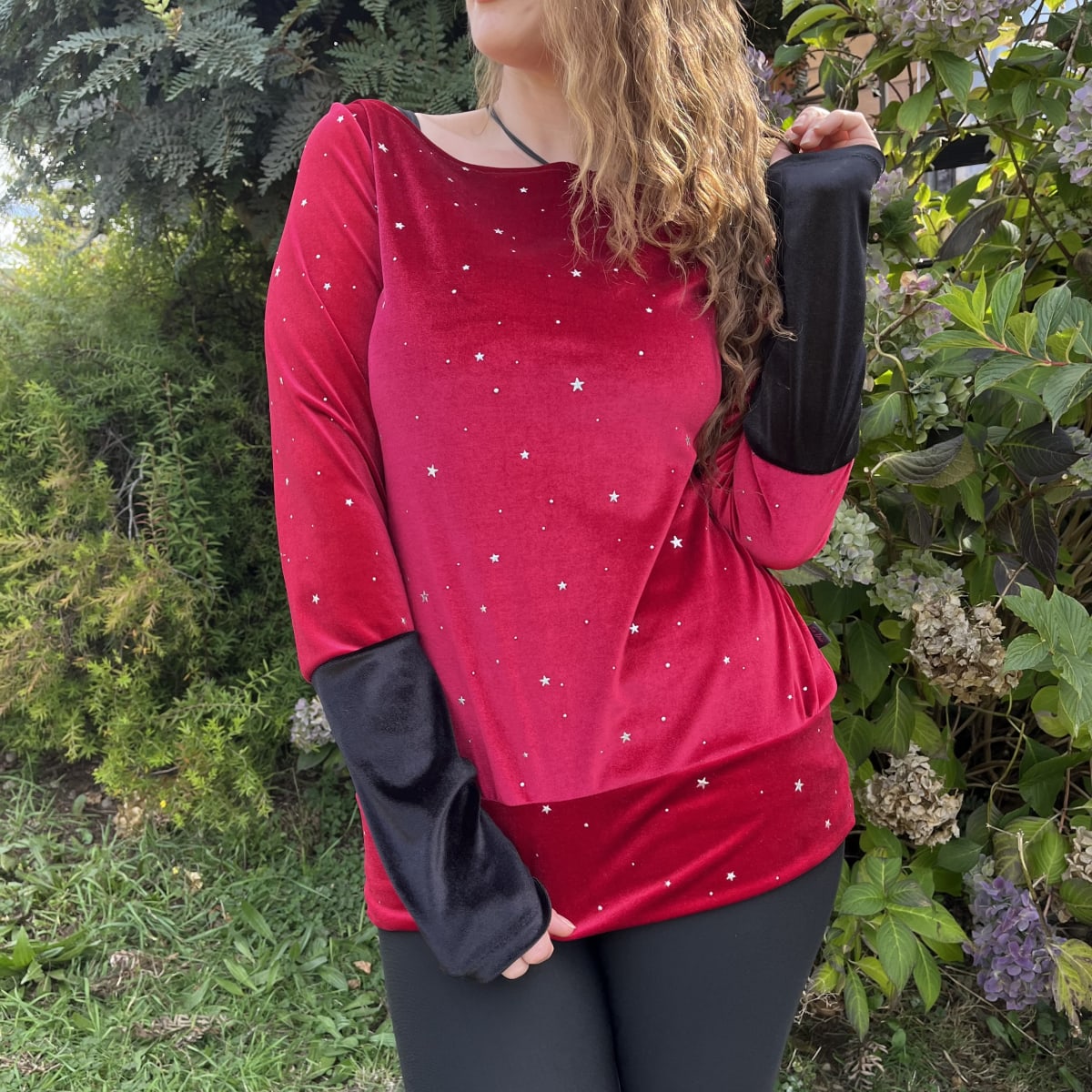 Poleron Mariela velvet rojo estrellas negro2