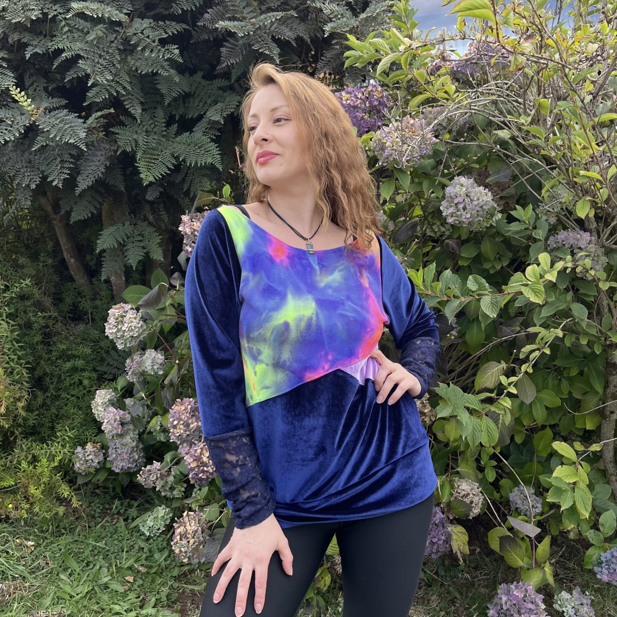 Poleron Mariela velvet azul marino encaje tie dye lila2